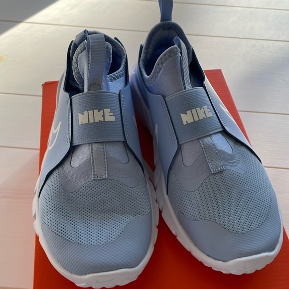 Nike youth sneaks - Picture 1 of 3